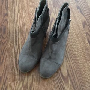 Avenue Paris Heeled Boots size 9.5